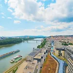 20th Floor Luxury - River & Castle View Διαμέρισμα *