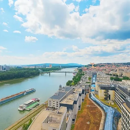 20th Floor Luxury - River & Castle View Apartman *
