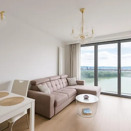 20th Floor Luxury - River & Castle View Apartman